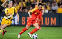 中国女足队员在国际比赛中展现出色实力